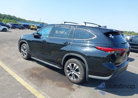 2021 Toyota Highlander Xle z USA, uszkodzony, nr VIN 5TDGZRBH1MS102373